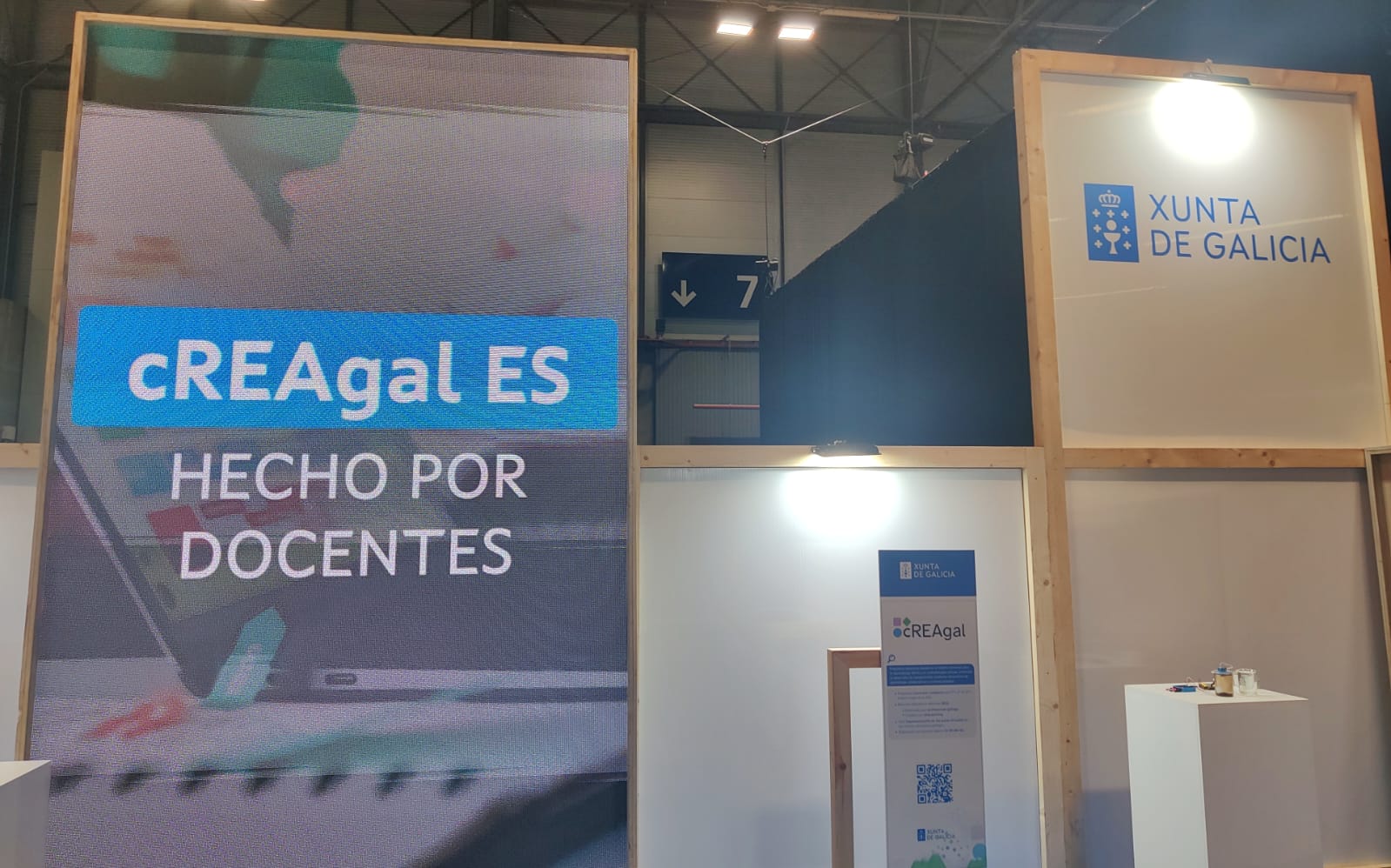 Imaxen do stando de cREAgal no SIMO 2025, cun cartel de cREAgal feito por docentes