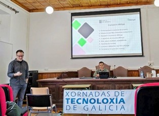 Imaxe que amosa unha ponencia da APETEGA onde dous relatores realizan unha presentación de cREAgal