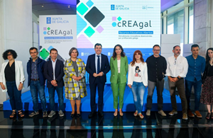 Fotografías de 10 persoas, unhas a carón das outras, participantes na presentación de cREAgal, co conselleiro de Educación no centro
